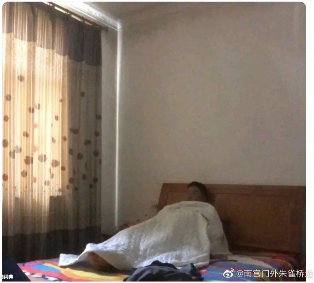 A photo of Luo Huazhong lying on his bed was posted on his blog. Photo via screenshot.