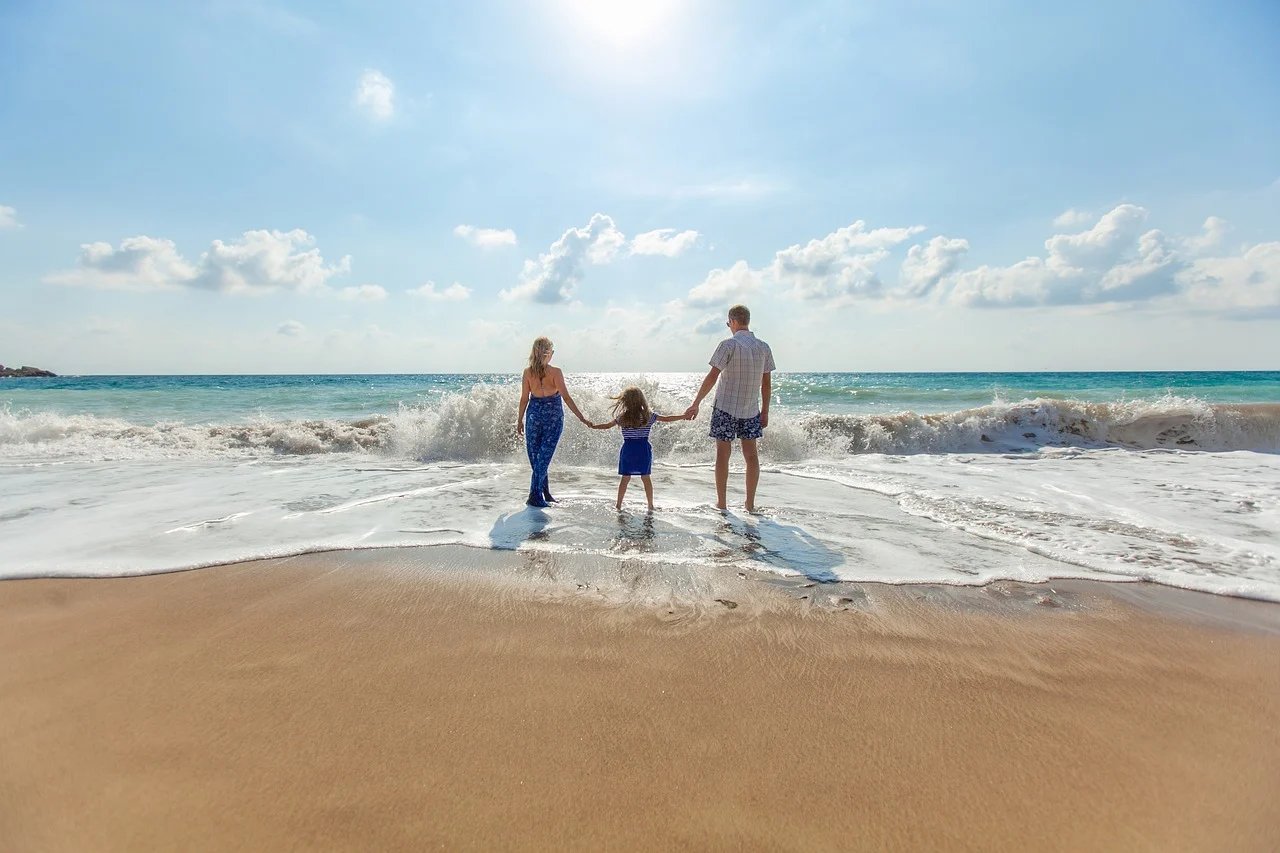 https://pixabay.com/photos/beach-family-fun-leisure-ocean-1867271/