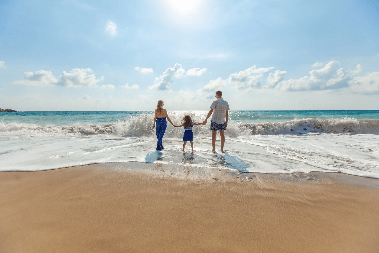 https://pixabay.com/photos/beach-family-fun-leisure-ocean-1867271/