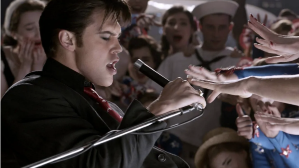 Elvis (Austin Butler) sings to a hoard of fans
