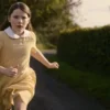 An Cailín Ciúin: girl running