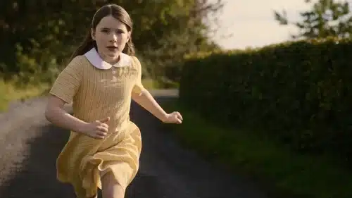 An Cailín Ciúin: girl running