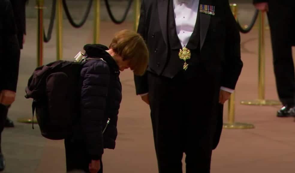 Queen lying in state queue