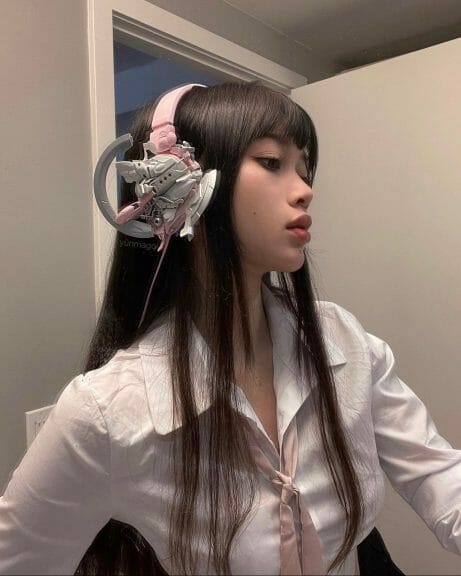 Yūn Mago wearing pink mecha headphones.