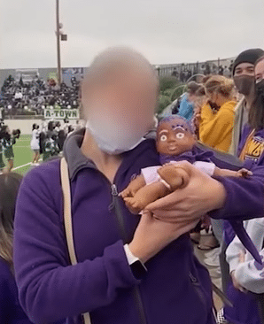 One of the posts in shaniqua.shs with a girl posing with the doll.