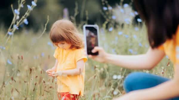 mommy-run account taking pictures of child