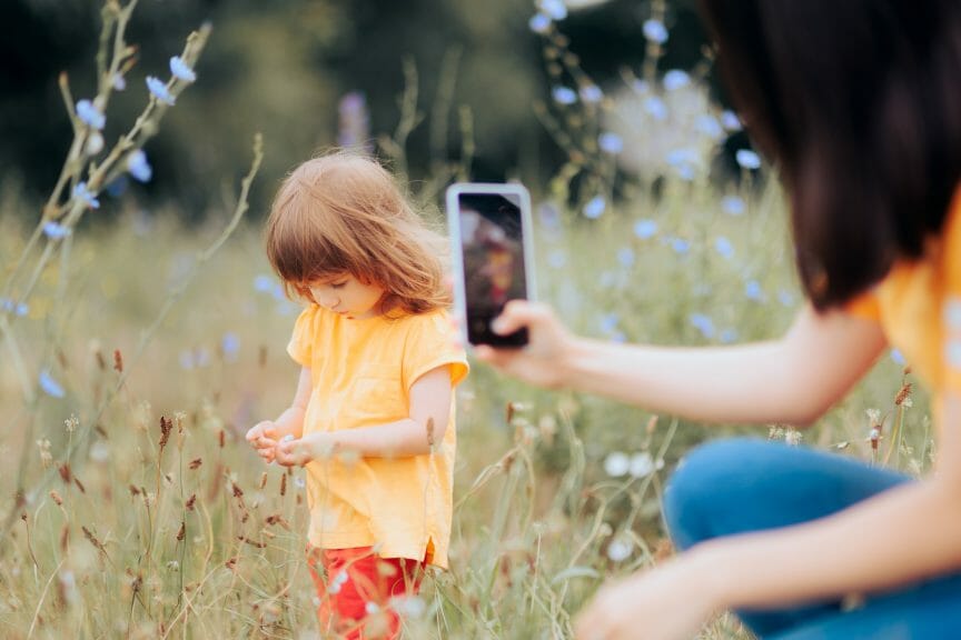 mommy-run account taking pictures of child