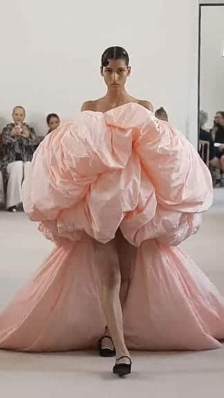 Giambattista Valli Fall/Winter 2023/24 Haute Couture 25 Look 15