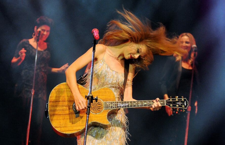 Taylor Swift performing in 2009 at Rio de Janeiro.