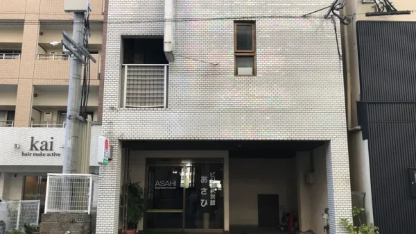 A picture of the Asahi Ryokan's minimalist exterior in Fukuoka.