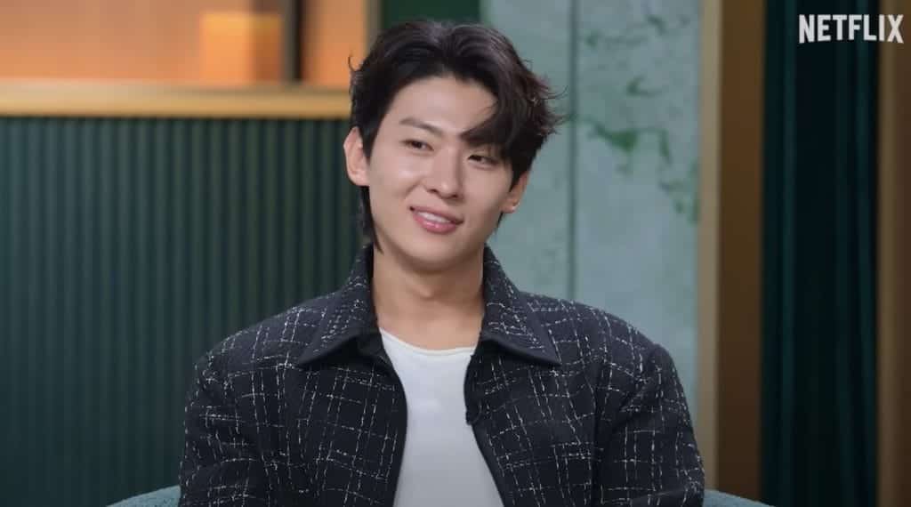 Kim Jinyoung in "Single's Inferno" season 3 as a commentator (Credit: Netflix K-Content)