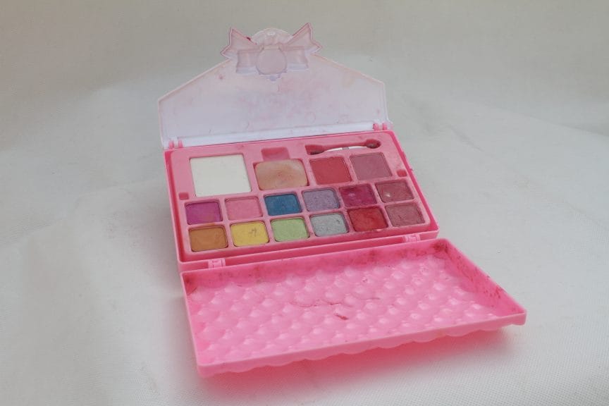 Example of a makeup set that Gen Z would've had.