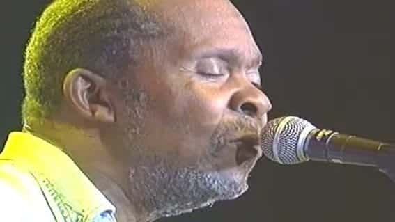 Terry Callier singing into a microphone.