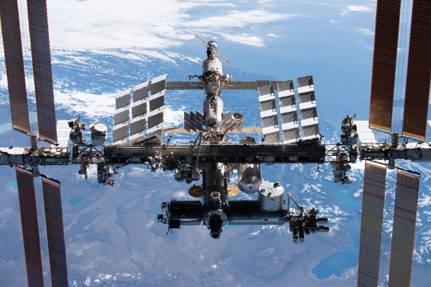 The ISS spacecraft above earth in 2021.