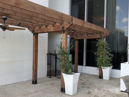 Houston hotel outdoor swimming area.