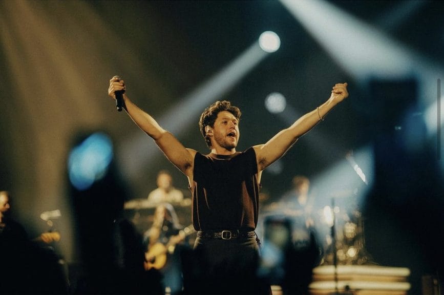 Niall Horan performing The Show on stage in Düsseldorf. 