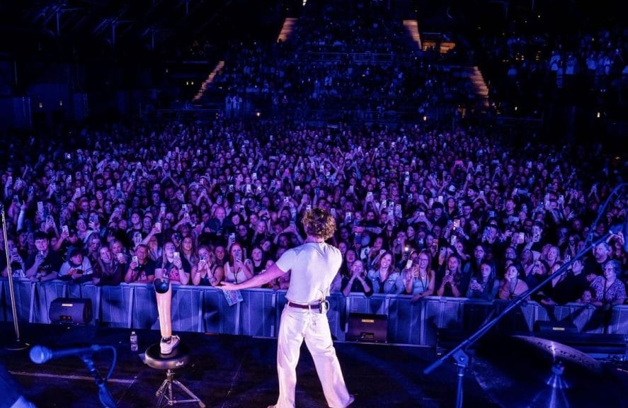 Benson Boone on stage in Chicago