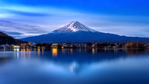 an image of Mount Fuji and the lake