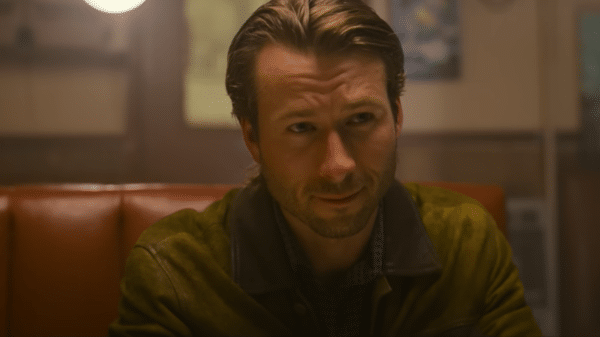 Glen Powell going undercover in Hit Man (2023). Credit: YouTube/Netflix