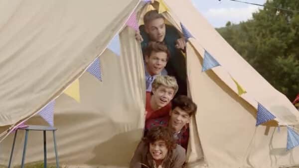 Harry, Louis, Liam, Zayn and Niall in a tent in the video ‘Live While We’re Young’.