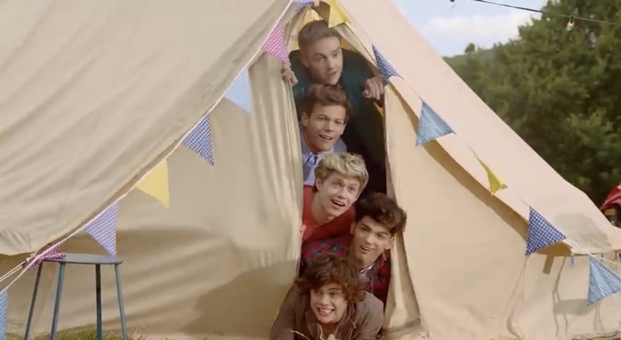 Harry, Louis, Liam, Zayn and Niall in a tent in the video ‘Live While We’re Young’.