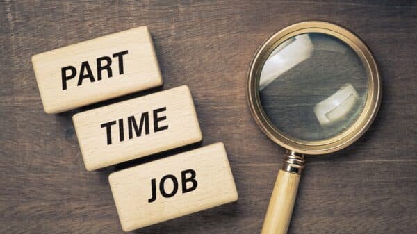 magnifying class searching for part time job