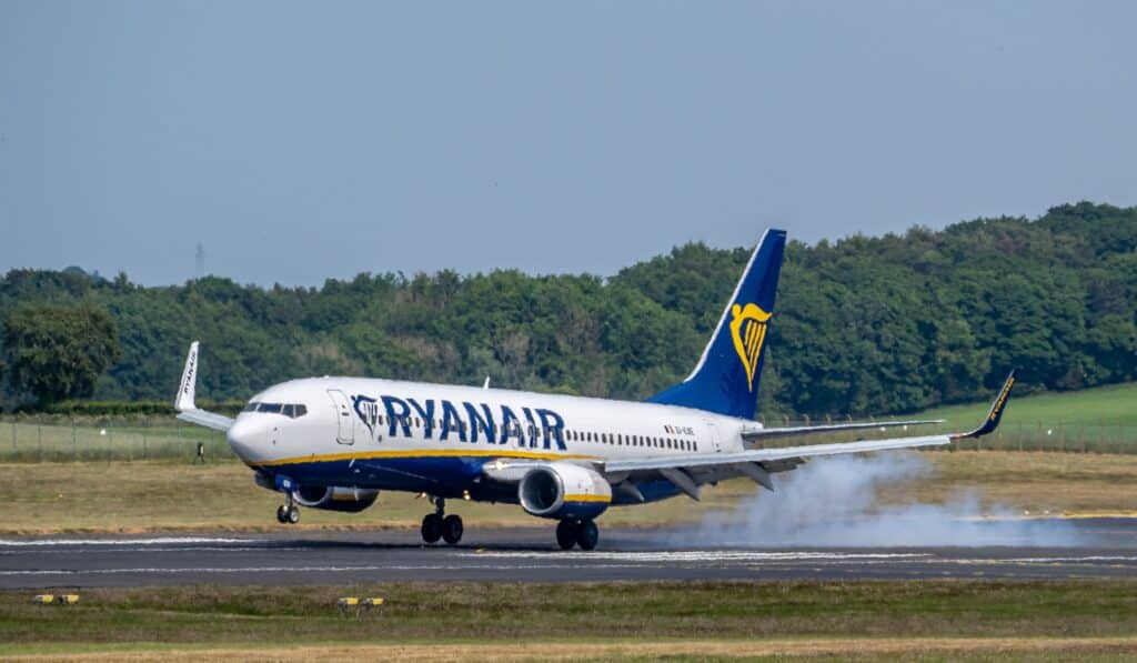Ryanair flight landing, smoke coming out of back engine. Used to add to article