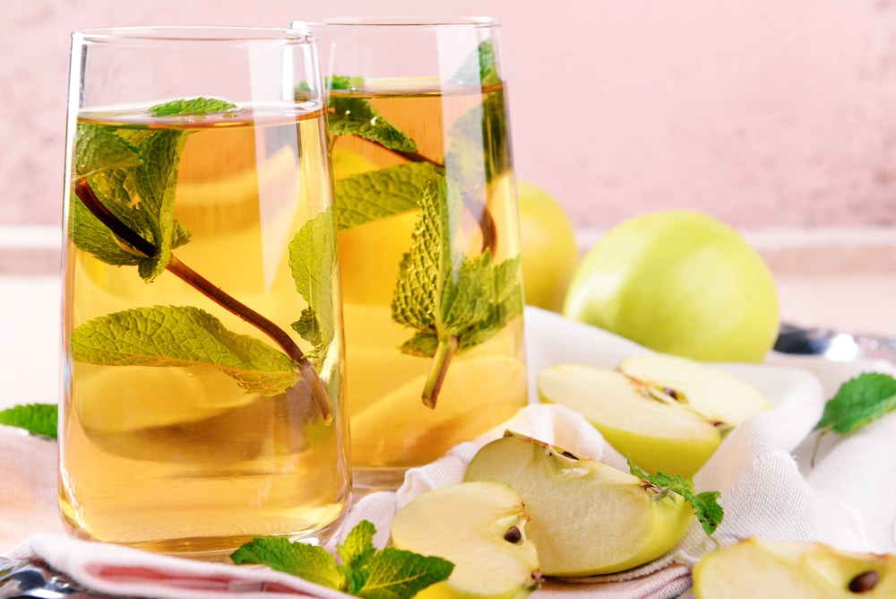 Refreshing apple and mint drink