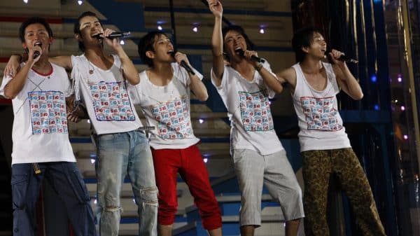 From left to right: Satoshi Ohno, Jun Matsumoto, Kazuari Ninomiya, Masaki Aiba, and Sho Sakurai wearing 5x10 anniversary shirts at their concert encore