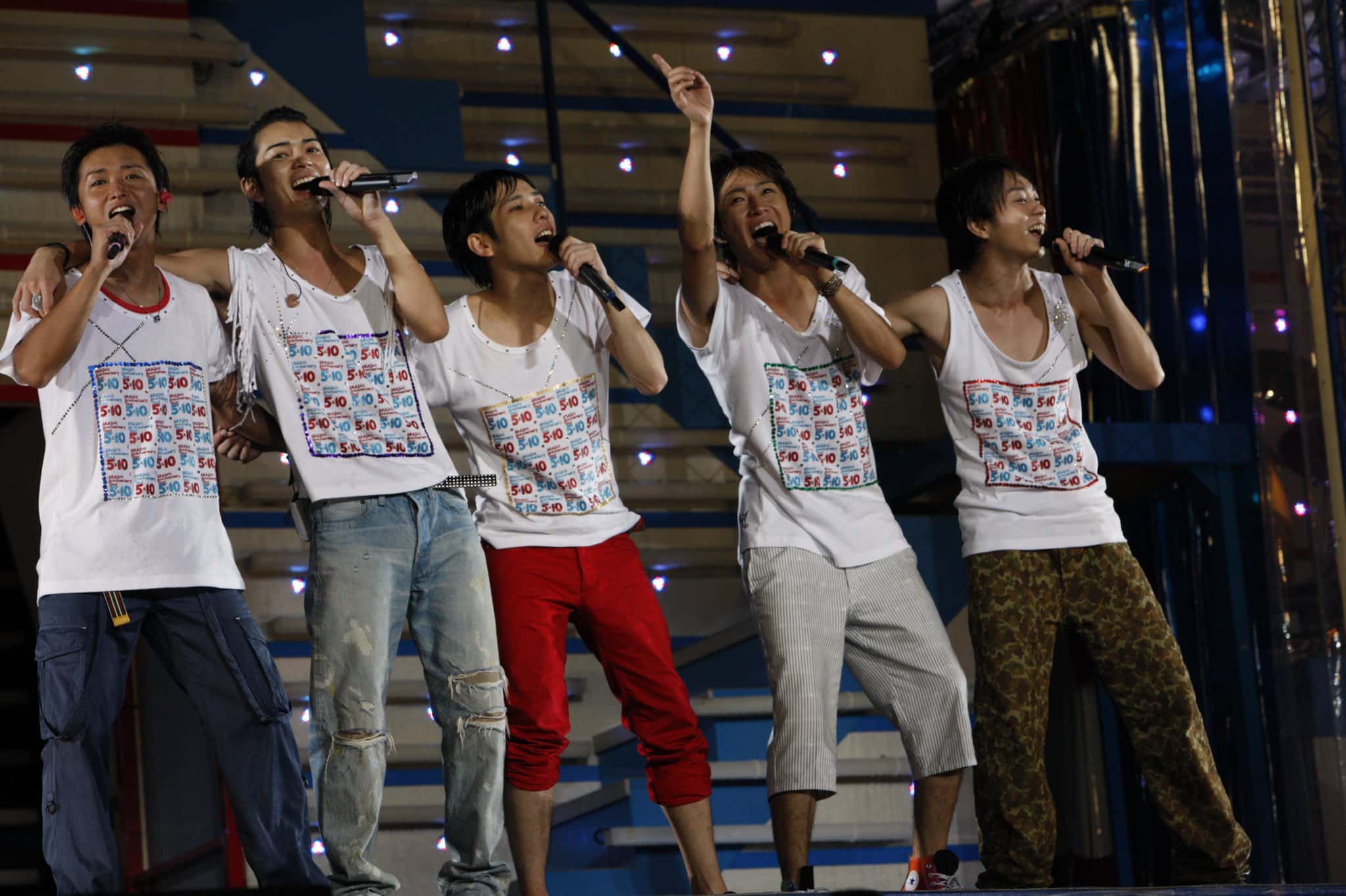 From left to right: Satoshi Ohno, Jun Matsumoto, Kazuari Ninomiya, Masaki Aiba, and Sho Sakurai wearing 5x10 anniversary shirts at their concert encore