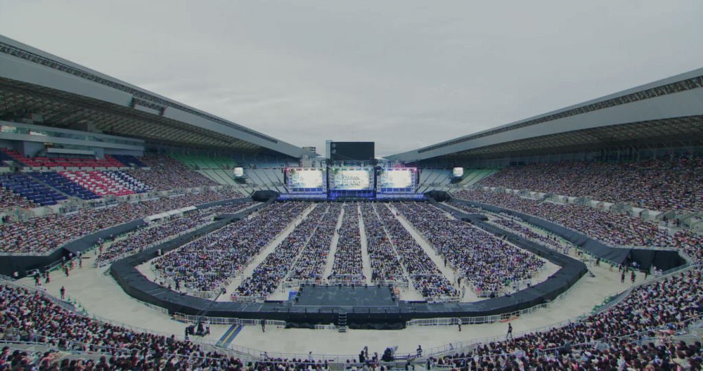 Overhead view of the crowd at the KAMIGATA BOYZ concert