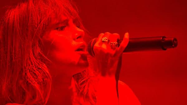 Suki Waterhouse singing at Tennessee