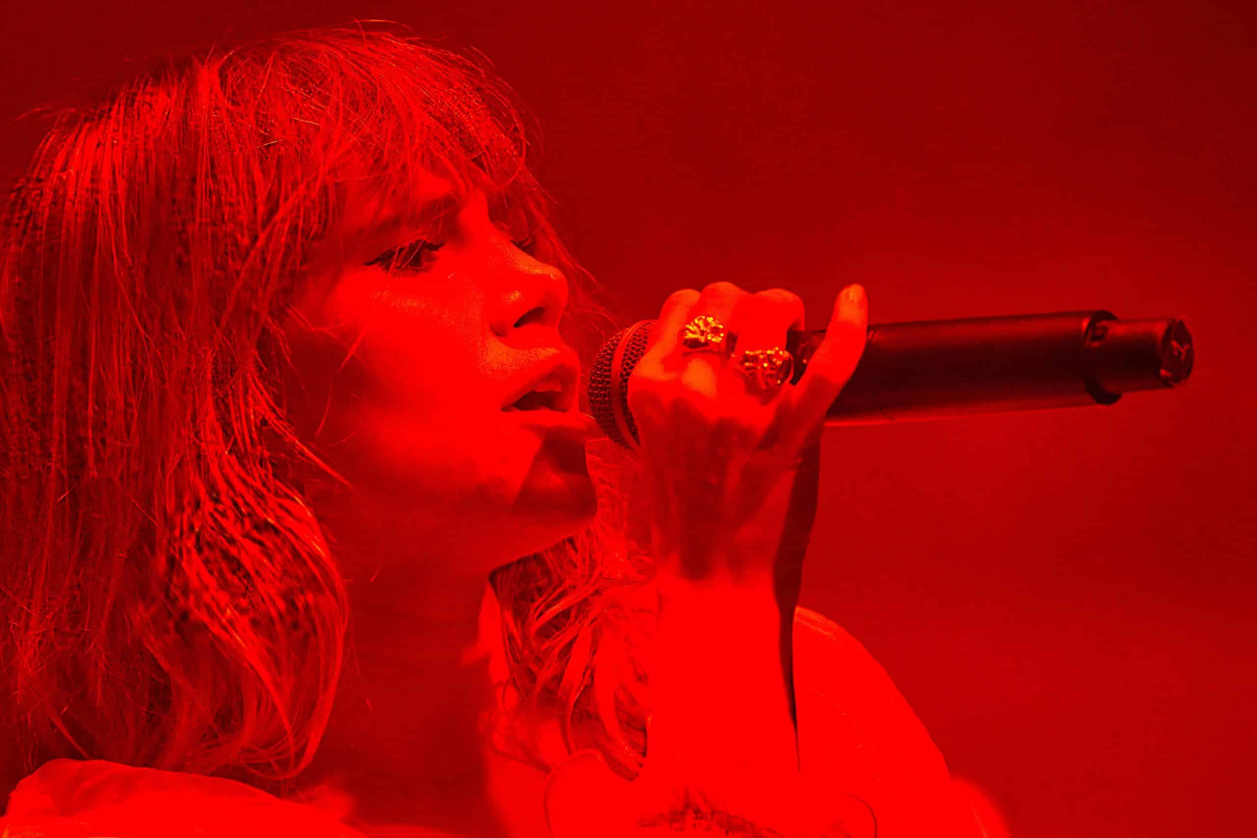 Suki Waterhouse singing at Tennessee