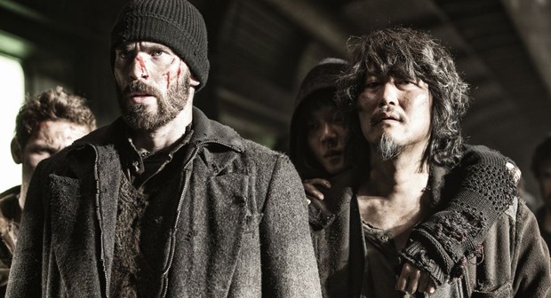 Curtis (played by Chris Evans) and Namgoong Minsu (played by Kang-ho Song) in the train.