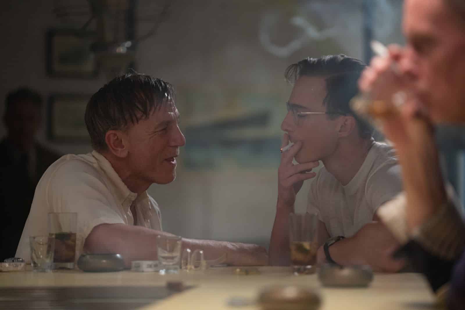 William Lee (Daniel Craig) sits with Eugene Allerton (Drew Starkey) at a Mexican bar.