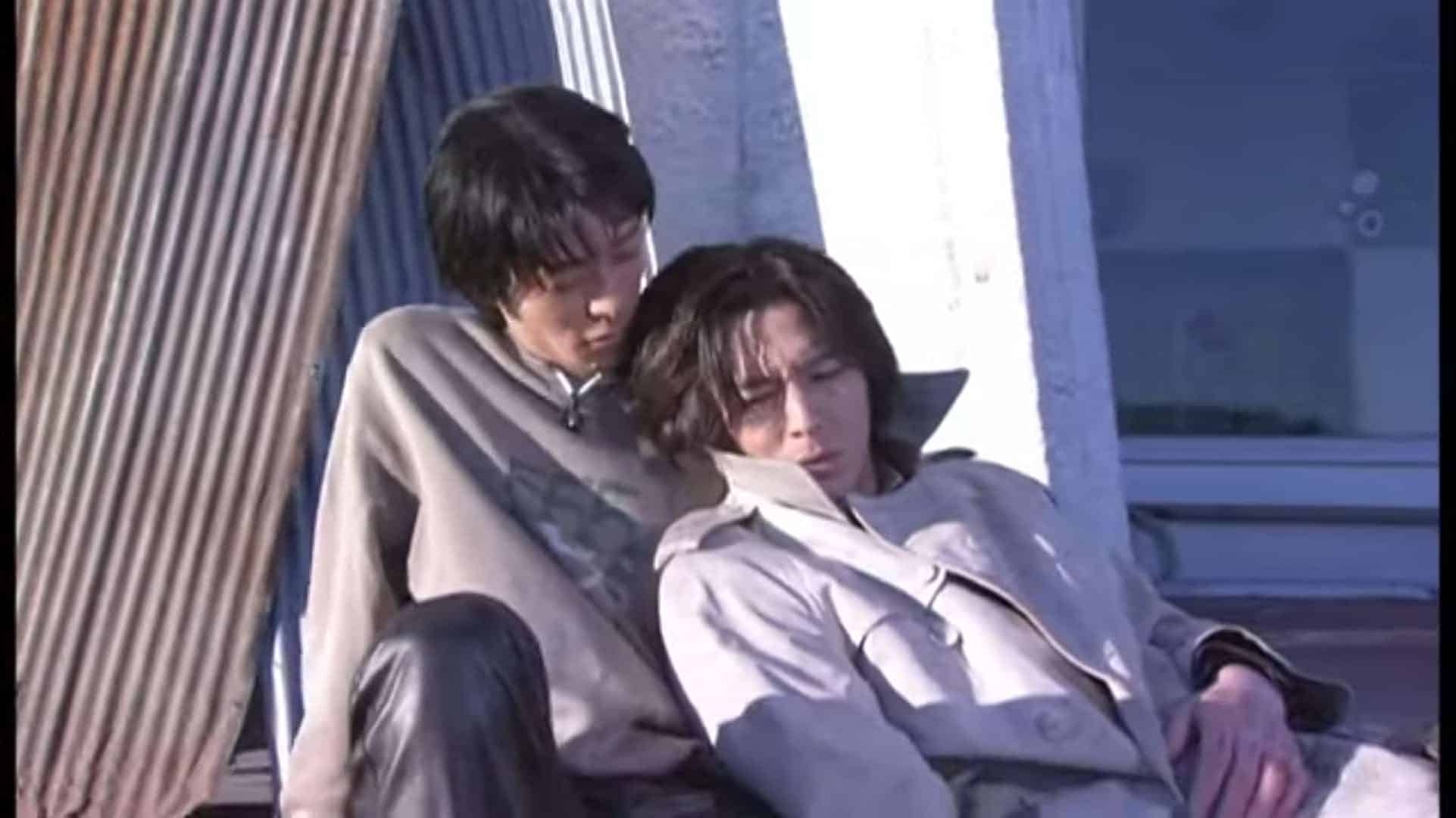 Ichijou Kaoru leans on Godai Yusuke's shoulder in episode 2 of "Kamen Rider Kuuga."