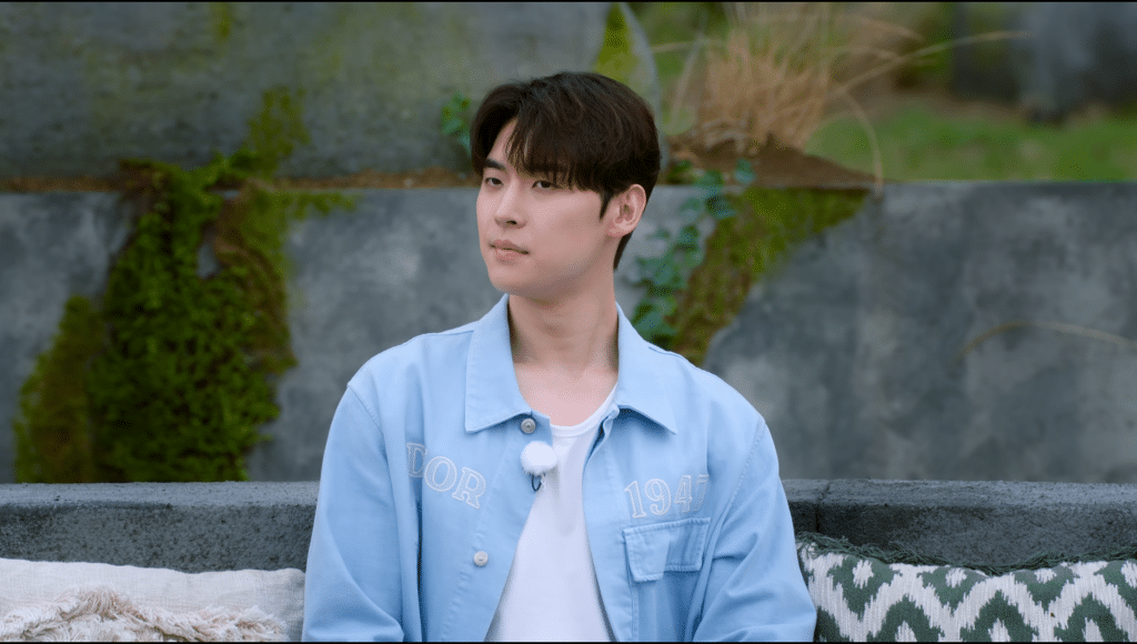 Kim Jeong-su awaiting the next contestants