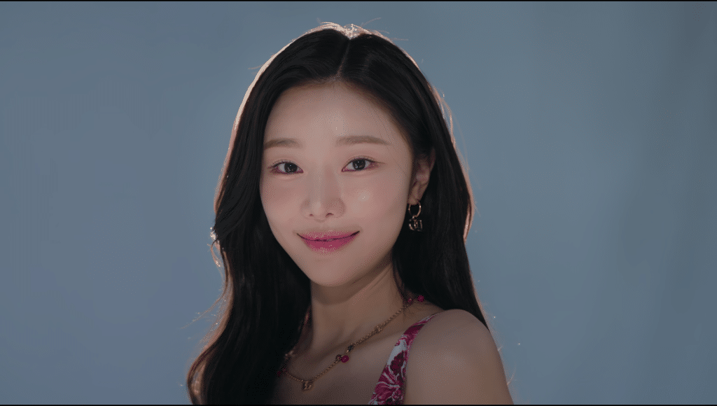 Lee Si-an posing for her self-introduction in episode 1 of Single's Inferno