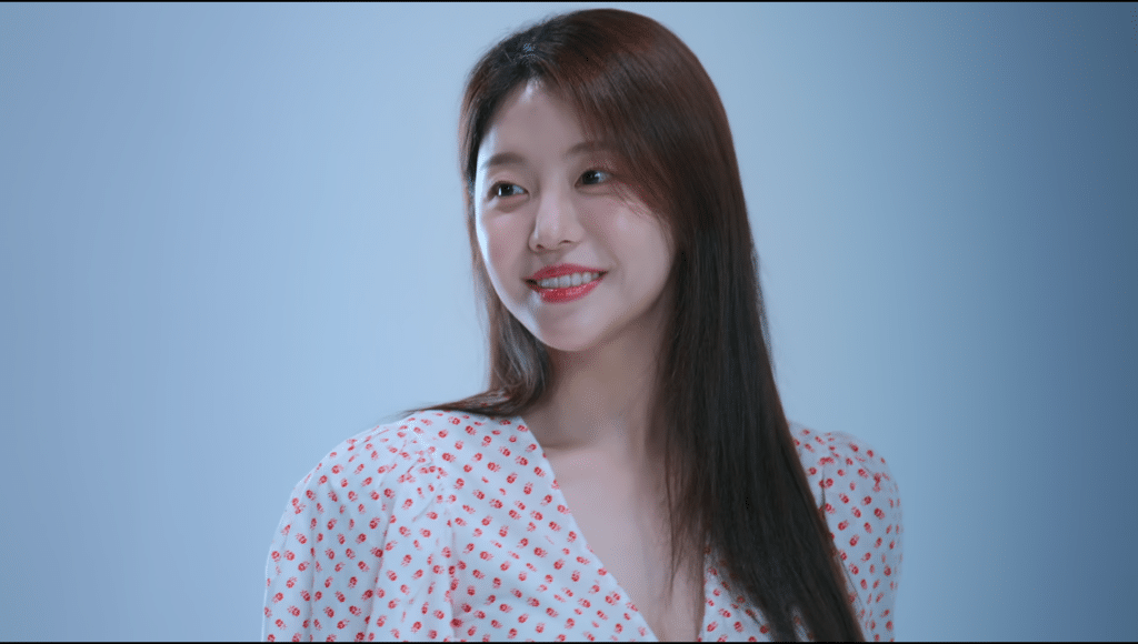 Chung You-jin posing for her self-introduction in Single's Inferno
