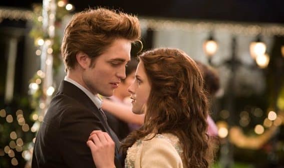 Robert Pattinson and Kristen Stewart in Twilight (Credit: Summit Entertainment)