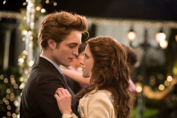 Robert Pattinson and Kristen Stewart in Twilight (Credit: Summit Entertainment)