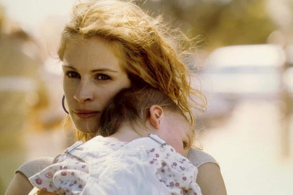 Erin Brockovich (Julia Roberts) holding her child