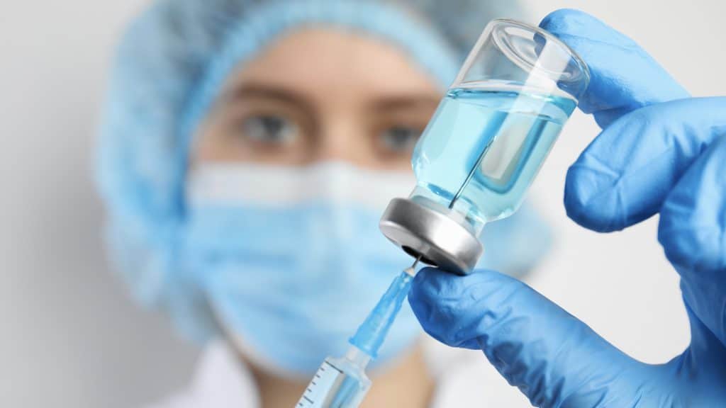 Doctor filling syringe with medication. Image: Shutterstock/New Africa