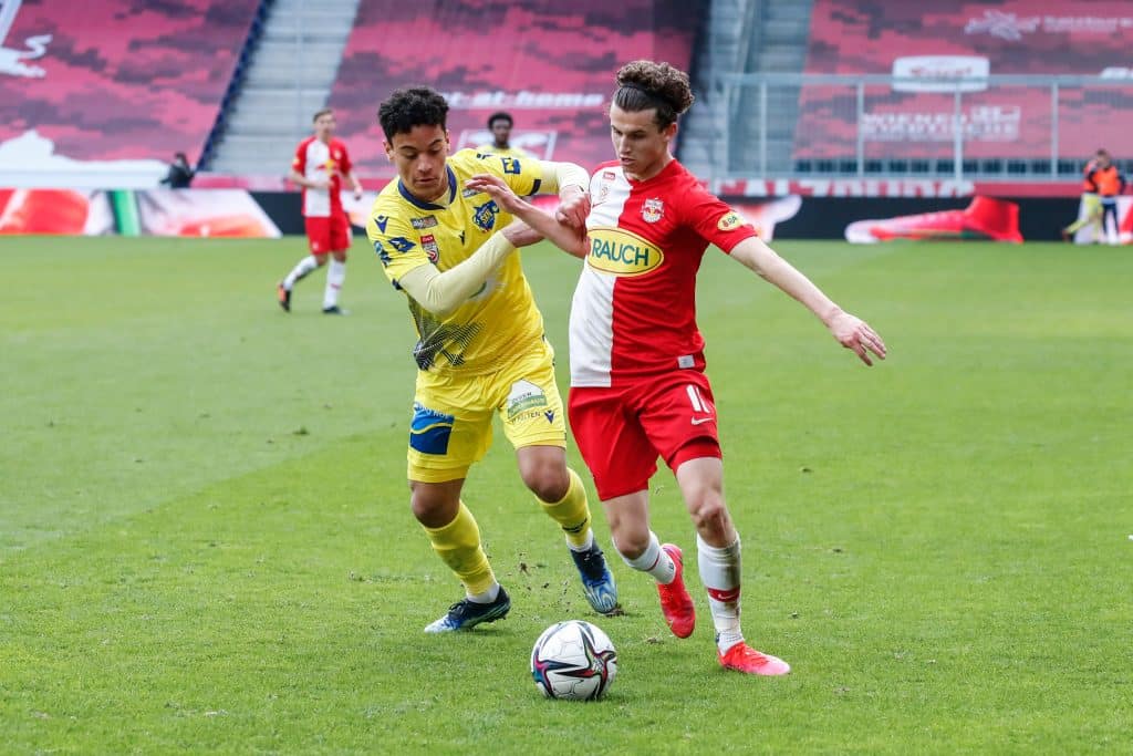 Brenden Aaronson defends the ball for RB Salzburg.