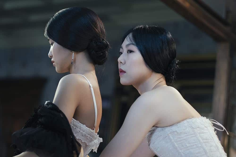 Kim Min-hee and Kim Tae-ri as Izumi Hideko and Nam Sook-hee in The Handmaiden.