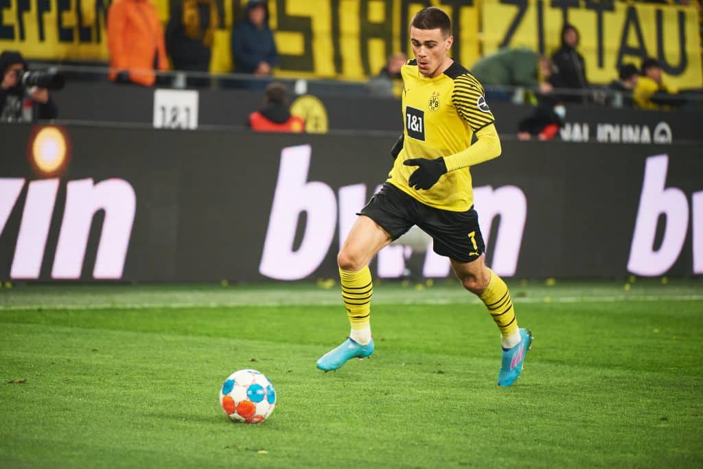 Giovanni Reyna receives the ball.