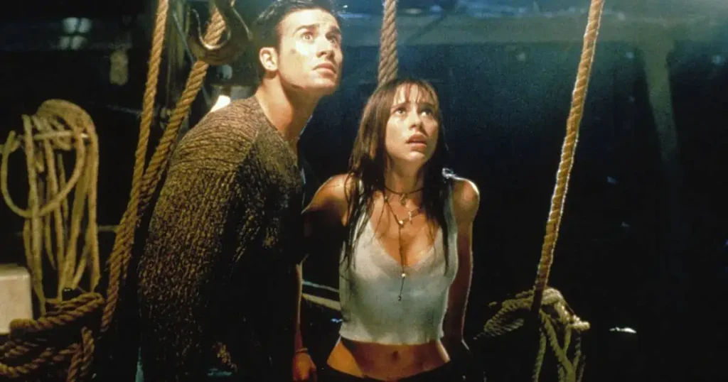 Julie (Jennifer Love Hewitt) and Ray (Freddie Prinze Jr.) nervously looking upward in I Know What You Did Last Summer. 
