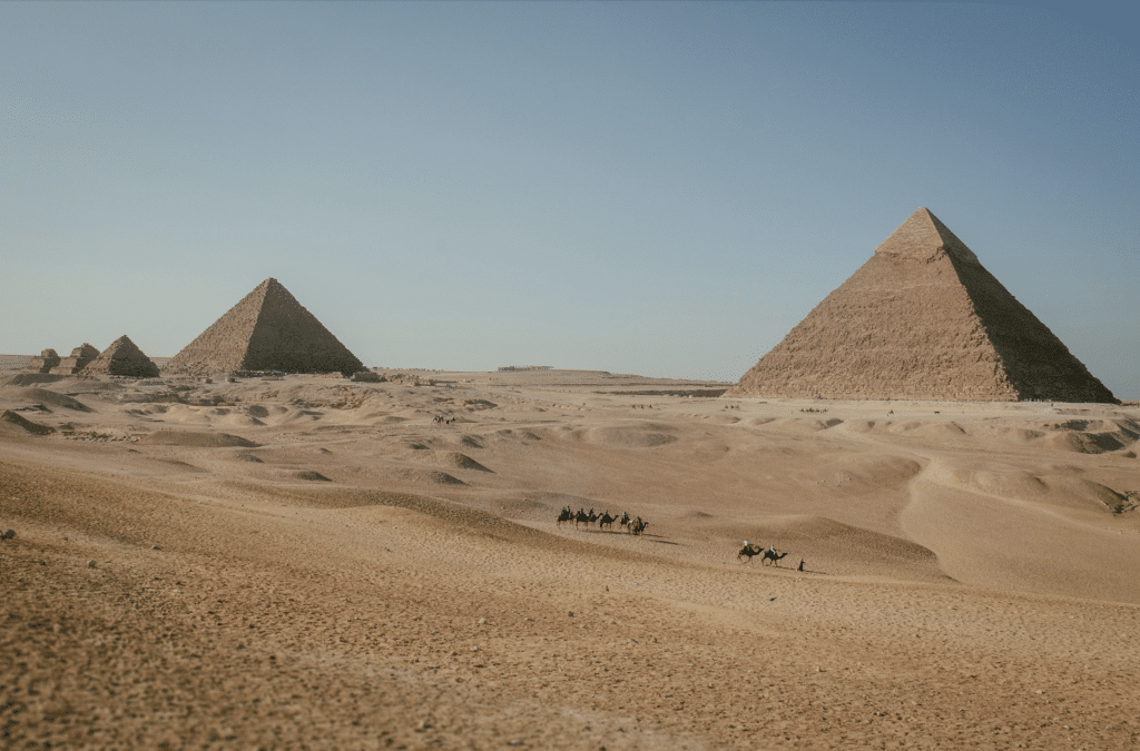 A photo of Gaza, where two pyramids tower high over the vast desert.