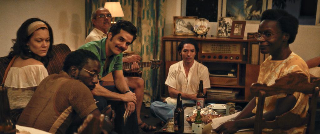 Marcelo (Wagner Moura) alongside other political refugees at Dona Sebastiana's house.