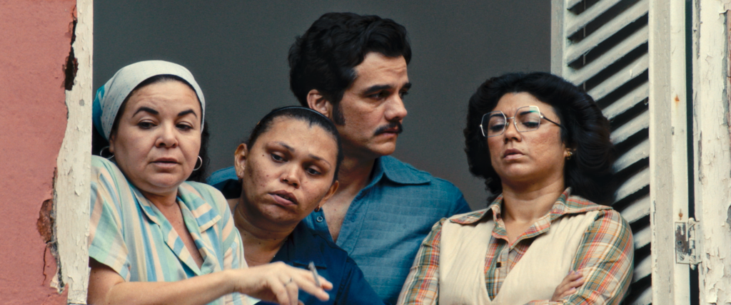 Marcelo (Wagner Moura) sorrounded by friends.